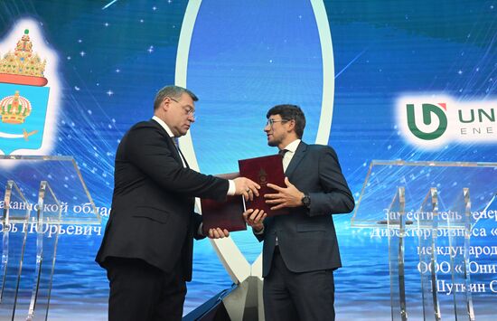 The International RUSSIA EXPO Forum and Exhibition. Astrakhan Region Day. Pavilion 75. From left: Governor of the Astrakhan Region Igor Babushkin and Oleg Shutkin, Deputy CEO and Director of Engineering and Generation at Unigreen Energy. Location: Russia, Moscow. Author: Kirill Kallinikov/Sputnik. RUSSIA EXPO. Astrakhan Region Day