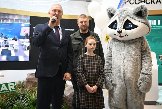 International RUSSIA EXPO forum and exhibition. Kherson Region Day. From left: Vladimir Saldo, head of the Kherson Region; Alexander Malkevich, first deputy chair of the mass media commission, Civic Chamber of the Russian Federation, head of the Journalism Department at Kherson Pedagogical University. Location: Russia, Moscow. Author: Kristina Kormilitsyna/Sputnik. RUSSIA EXPO. Kherson Region Day