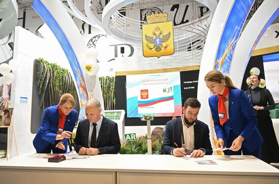 International RUSSIA EXPO forum and exhibition. Kherson Region Day. From left: Vladimir Saldo, head of the Kherson Region, and Semyon Mashkautsan, deputy chairman of the Kherson Region government. Location: Russia, Moscow. Author: Kristina Kormilitsyna/Sputnik. RUSSIA EXPO. Kherson Region Day