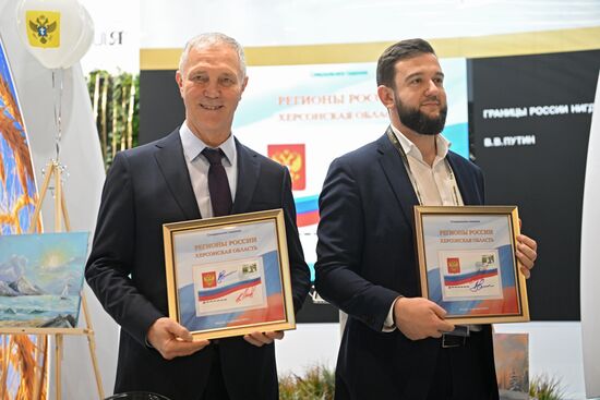 International RUSSIA EXPO forum and exhibition. Kherson Region Day. From left: Vladimir Saldo, head of the Kherson Region, and Semyon Mashkautsan, deputy chairman of the Kherson Region government. Location: Russia, Moscow. Author: Kristina Kormilitsyna/Sputnik. RUSSIA EXPO. Kherson Region Day