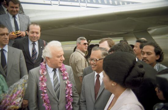 Eduard Shevardnadze visits Indonesia