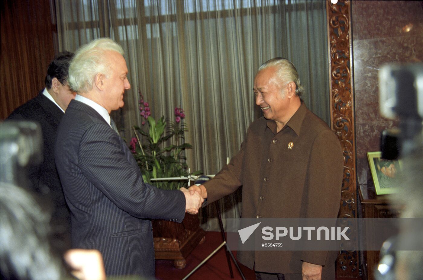 Eduard Shevardnadze visits Indonesia