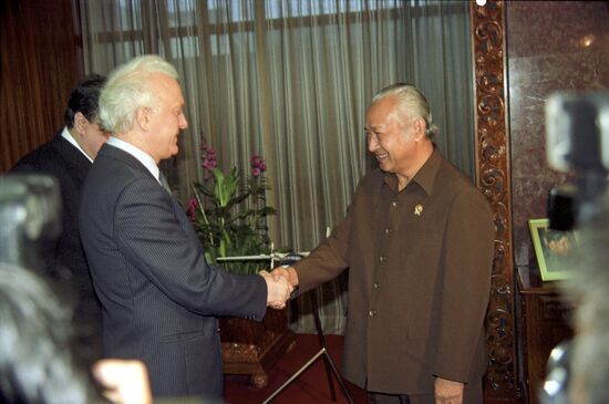 Eduard Shevardnadze visits Indonesia