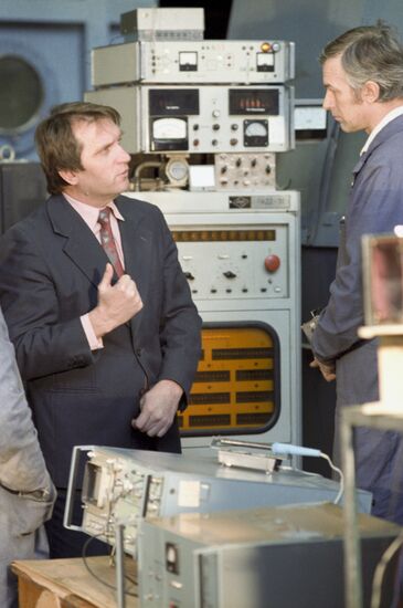 Head of electron beam and laser welding