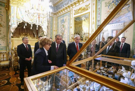 Russia CIS State Heads Palaces Tour