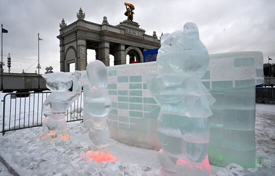 The International RUSSIA EXPO Forum and Exhibition. Unveiling ice sculpture exhibition near the main entrance. Location: Russia, Moscow. Author: Ilya Pitalev/Sputnik. RUSSIA EXPO. Unveiling ice sculpture exhibition