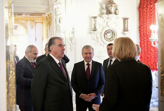 Russia CIS State Heads Palaces Tour