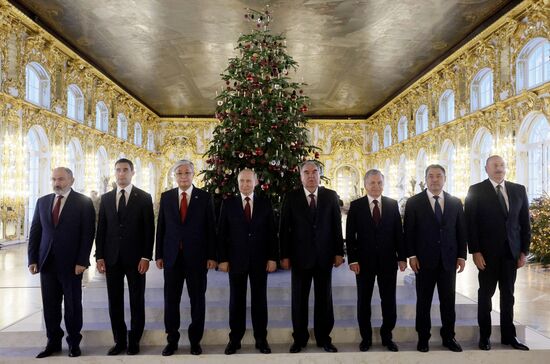 Russia CIS State Heads Palaces Tour