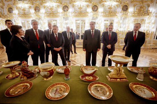 Russia CIS State Heads Palaces Tour