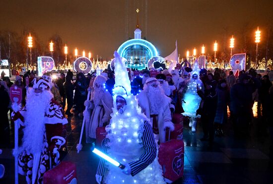 The International RUSSIA EXPO forum and exhibition. A Father Frost parade in the VDNKh open space. Location: Russia, Moscow. Author: Grigory Sysoev/Sputnik. RUSSIA EXPO. Father Frost parade