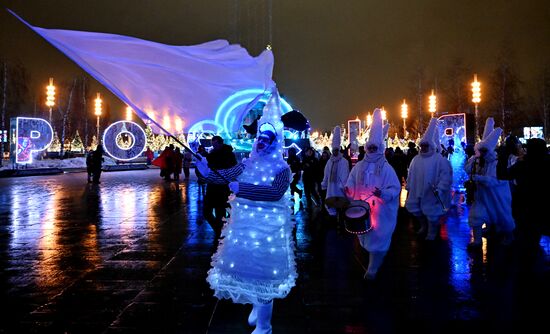 The International RUSSIA EXPO forum and exhibition. A parade of Father Frosts in the VDNKh open space. Location: Russia, Moscow. Author: Grigory Sysoev/Sputnik. RUSSIA EXPO. Father Frost parade
