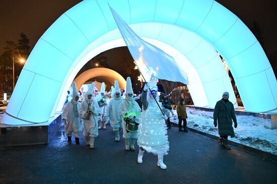 The International RUSSIA EXPO forum and exhibition. A Father Frost parade in the VDNKh open space. Location: Russia, Moscow. Author: Grigory Sysoev/Sputnik. RUSSIA EXPO. Father Frost parade