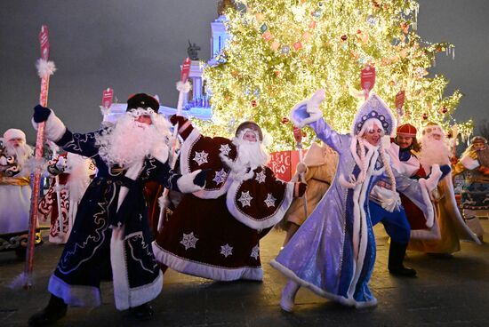 The International RUSSIA EXPO forum and exhibition. A Father Frost parade in the VDNKh open space. Location: Russia, Moscow. Author: Grigory Sysoev/Sputnik. RUSSIA EXPO. Father Frost parade