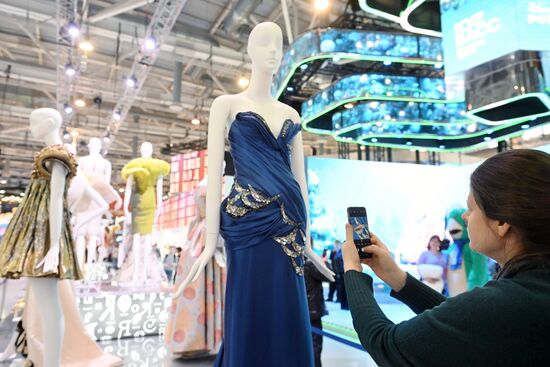 The RUSSIA EXPO International Exhibition and Forum. A visitor takes pictures of a dress at the exhibition. Location: Russia, Moscow. Author: Kirill Kallinikov/Sputnik. RUSSIA EXPO