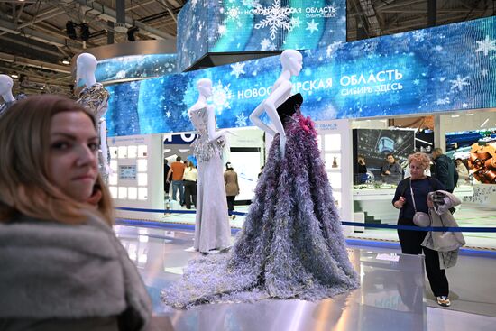 The RUSSIA EXPO International Exhibition and Forum. Visitors at the Novosibirsk Region stand. Location: Russia, Moscow. Author: Pavel Bednyakov/Sputnik. RUSSIA EXPO