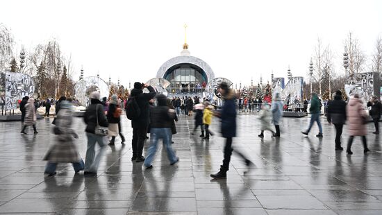 The RUSSIA EXPO International Exhibition and Forum. Visitors on the street near VDNKh pavilions. Location: Russia, Moscow. Author: Pavel Bednyakov/Sputnik. RUSSIA EXPO