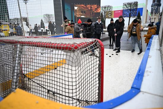 The RUSSIA EXPO International Exhibition and Forum. Visitors play outdoors hockey. Location: Russia, Moscow. Author: Pavel Bednyakov/Sputnik. RUSSIA EXPO