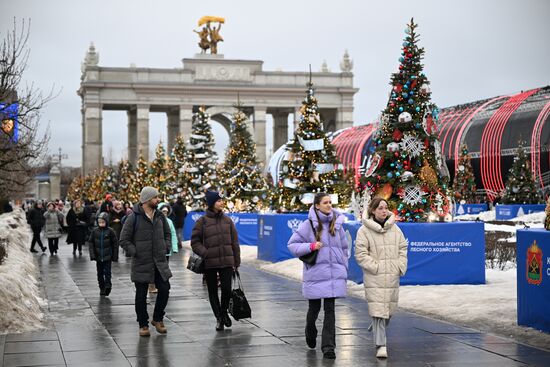 The International RUSSIA EXPO Forum and Exhibition. Visitors at the main entrance to VDNKh. Location: Russia, Moscow. Author: Pavel Bednyakov/Sputnik. RUSSIA EXPO