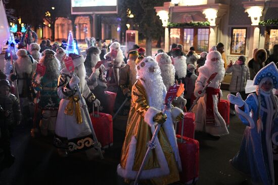 The International RUSSIA EXPO forum and exhibition. A Father Frost parade. Location: Russia, Moscow. Author: Ramil Sitdikov/Sputnik. RUSSIA EXPO. Father Frost Parade