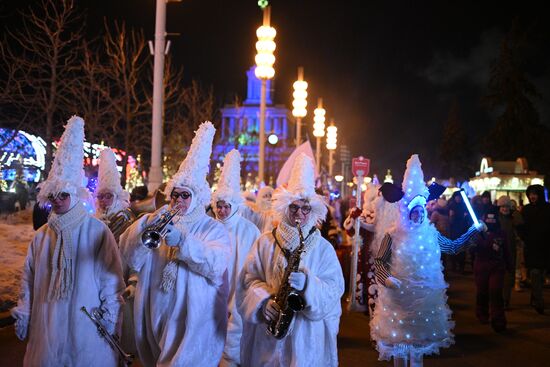 The International RUSSIA EXPO forum and exhibition. A Father Frost parade in the VDNKh open space. Location: Russia, Moscow. Author: Ramil Sitdikov/Sputnik. RUSSIA EXPO. Father Frost Parade