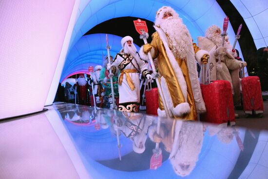 The International RUSSIA EXPO forum and exhibition. The Father Frosts parade. Location: Russia, Moscow. Author: Ramil Sitdikov/Sputnik. RUSSIA EXPO. Father Frost Parade
