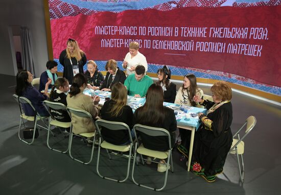 RUSSIA EXPO. Russian Christmas Trees