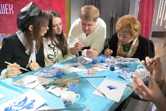 RUSSIA EXPO. Russian Christmas Trees
