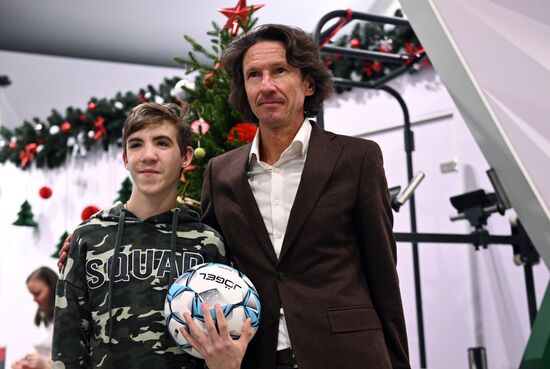 RUSSIA EXPO. Presenting gifts to children participating in Moscow Mayor's Kind Christmas Tree project