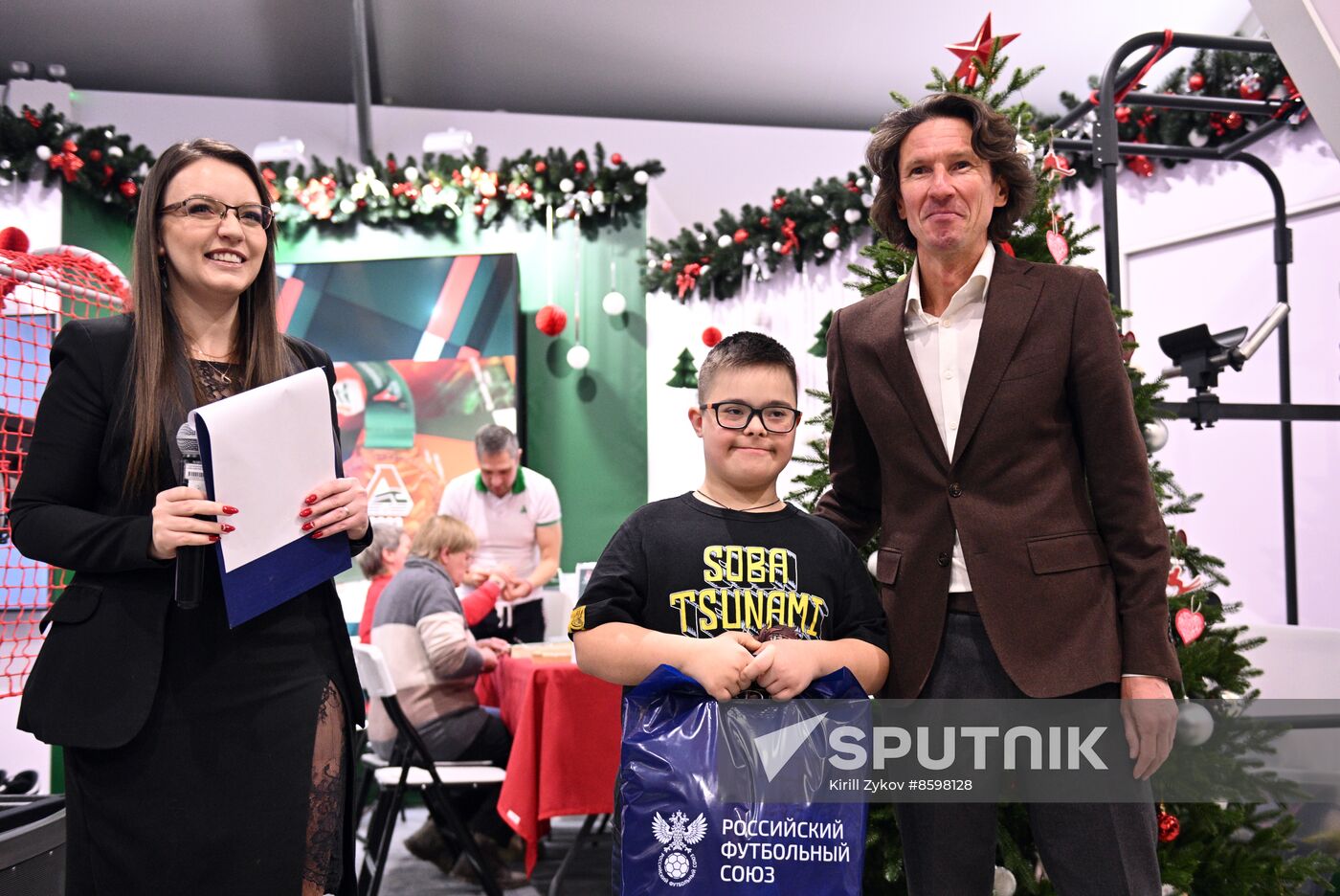 RUSSIA EXPO. Presenting gifts to children participating in Moscow Mayor's Kind Christmas Tree project