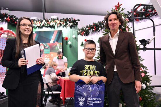 RUSSIA EXPO. Presenting gifts to children participating in Moscow Mayor's Kind Christmas Tree project