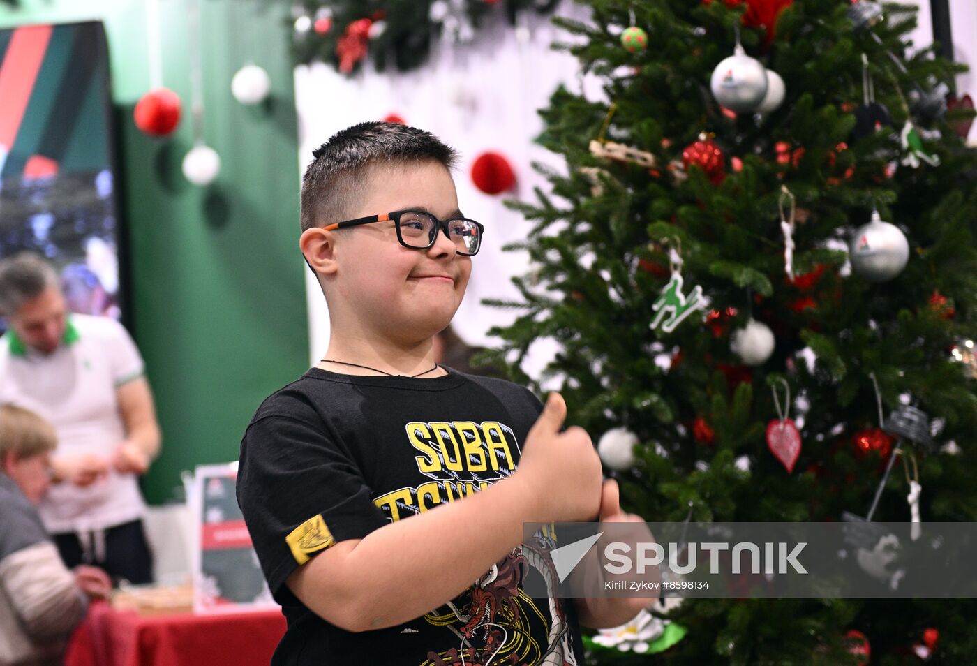RUSSIA EXPO. Presenting gifts to children participating in Moscow Mayor's Kind Christmas Tree project