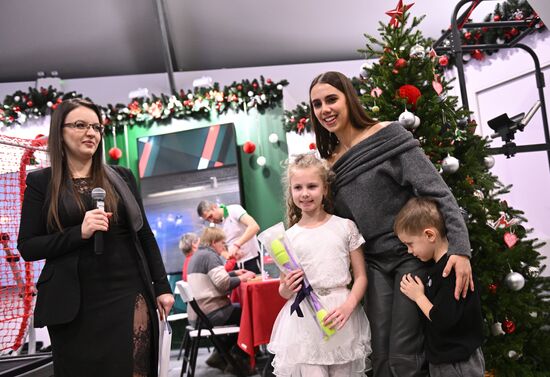 RUSSIA EXPO. Presenting gifts to children participating in Moscow Mayor's Kind Christmas Tree project
