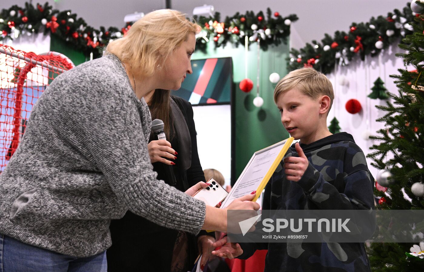 RUSSIA EXPO. Presenting gifts to children participating in Moscow Mayor's Kind Christmas Tree project