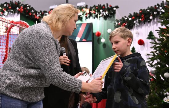RUSSIA EXPO. Presenting gifts to children participating in Moscow Mayor's Kind Christmas Tree project