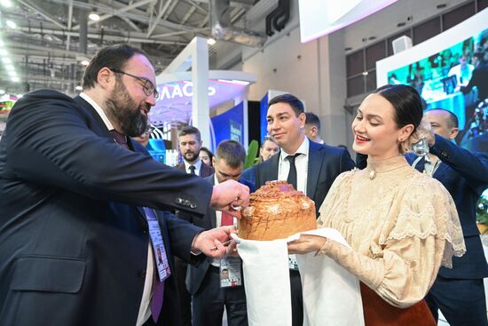 RUSSIA EXPO. Minister of Digital Development, Communications and Mass Media Maksut Shadayev at stands
