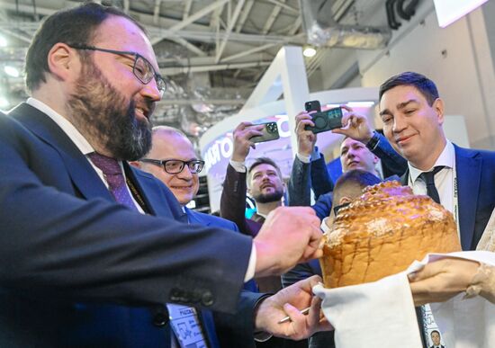 RUSSIA EXPO. Minister of Digital Development, Communications and Mass Media Maksut Shadayev at stands