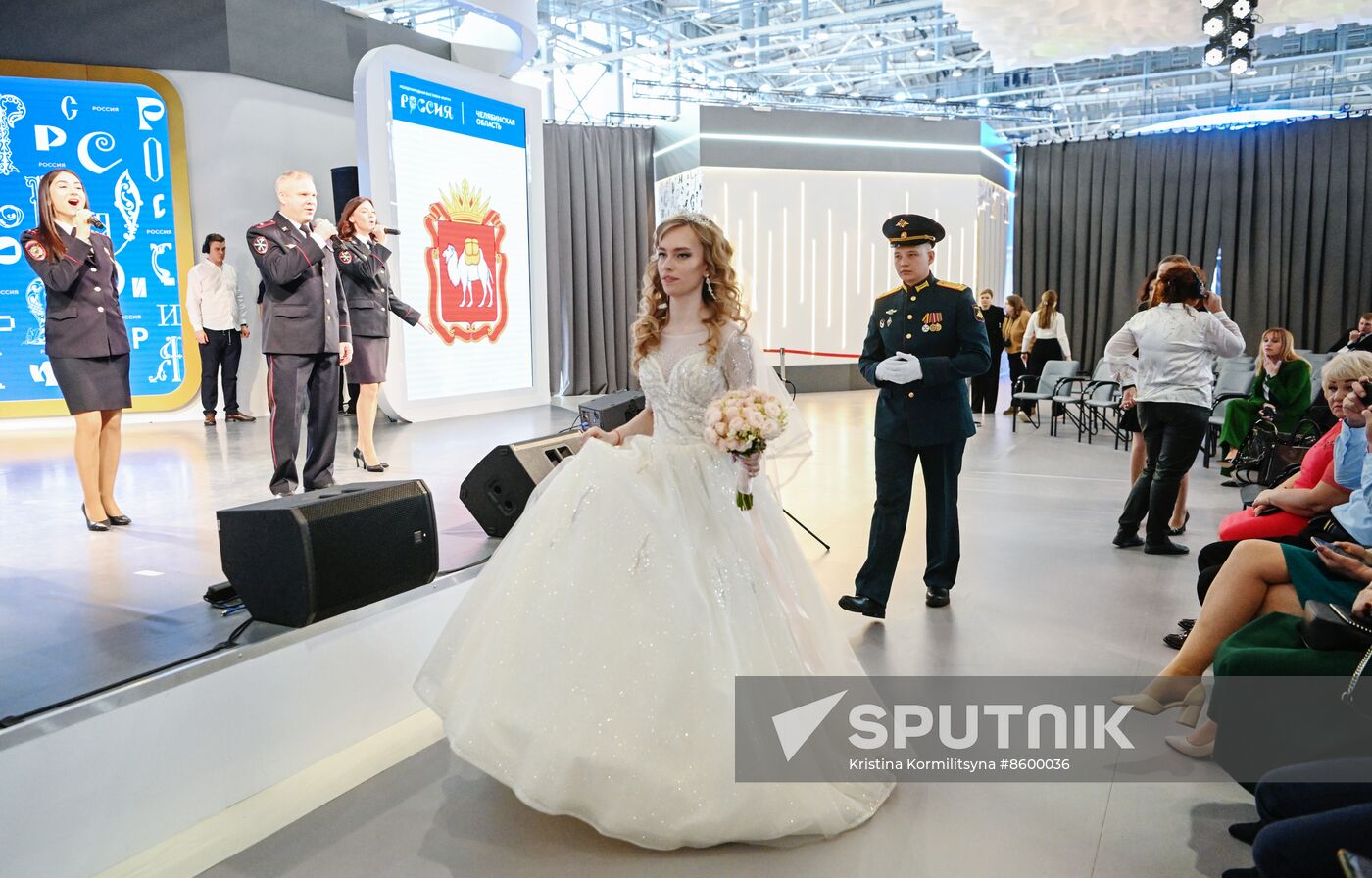 RUSSIA EXPO. Two couples from South Urals get married