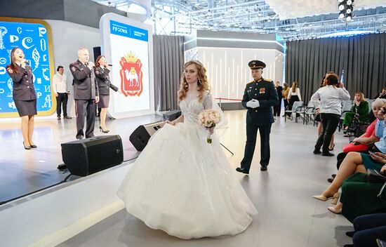 RUSSIA EXPO. Two couples from South Urals get married
