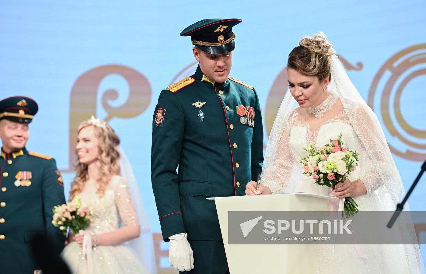 RUSSIA EXPO. Two couples from South Urals get married