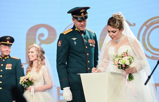 RUSSIA EXPO. Two couples from South Urals get married