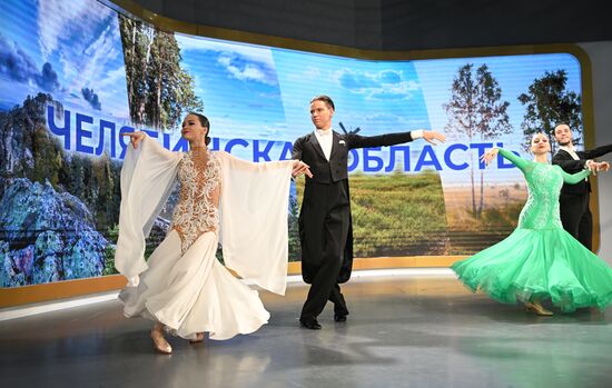 RUSSIA EXPO. Two couples from South Urals get married