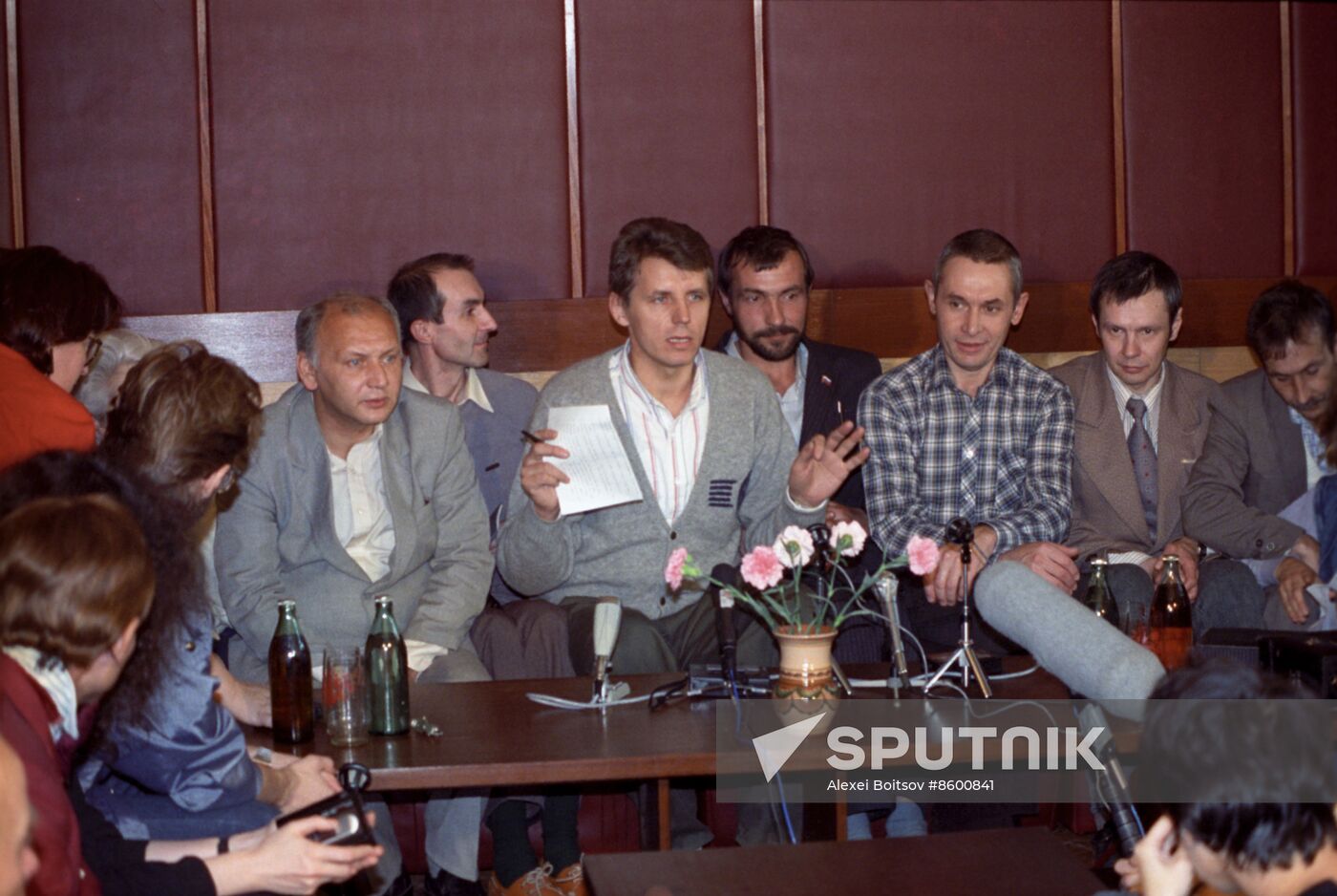 Political prisoners' news conference in Sobesednik weekly's editorial office