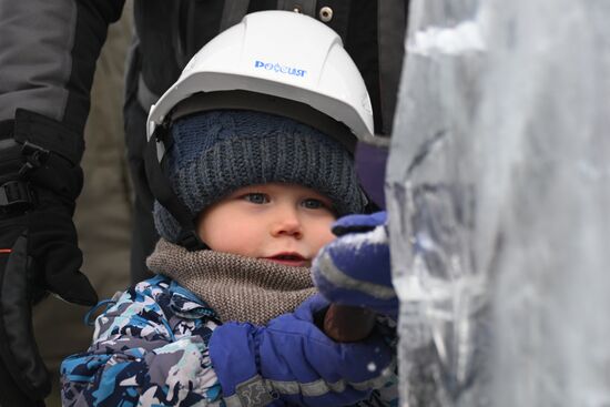 The International RUSSIA EXPO Forum and Exhibition. Ice Sculpture Festival. Ice sculpting workshop for children. Location: Russia, Moscow. Author: Kirill Kallinikov/Sputnik. RUSSIA EXPO. Ice Sculpture Festival
