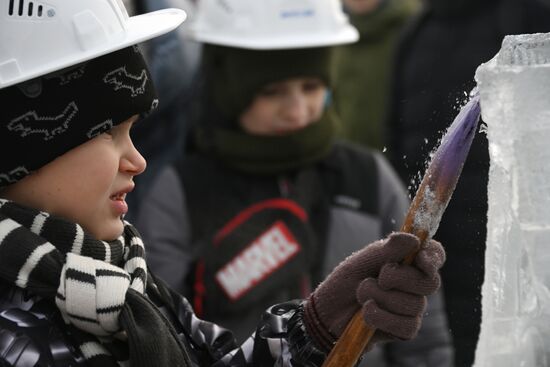 The International RUSSIA EXPO Forum and Exhibition. Ice Sculpture Festival. Ice sculpting workshop for children. Location: Russia, Moscow. Author: Kirill Kallinikov/Sputnik. RUSSIA EXPO. Ice Sculpture Festival