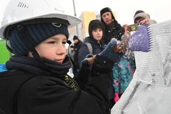 The International RUSSIA EXPO Forum and Exhibition. Ice Sculpture Festival. Ice sculpting workshop for children. Location: Russia, Moscow. Author: Kirill Kallinikov/Sputnik. RUSSIA EXPO. Ice Sculpture Festival
