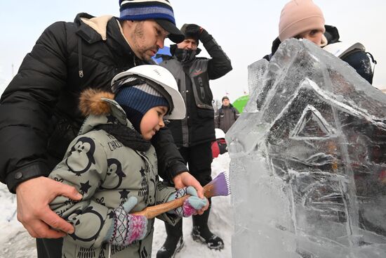 The International RUSSIA EXPO Forum and Exhibition. Ice Sculpture Festival. Ice sculpting workshop for children. Location: Russia, Moscow. Author: Kirill Kallinikov/Sputnik. RUSSIA EXPO. Ice Sculpture Festival