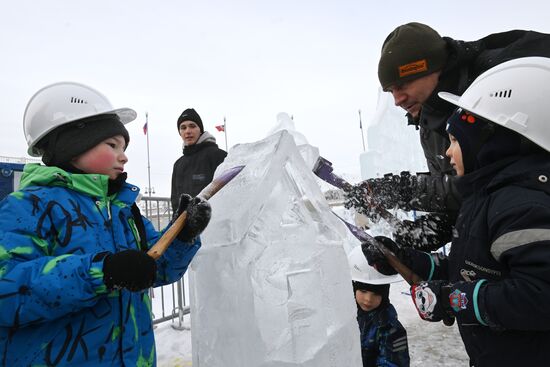 The International RUSSIA EXPO Forum and Exhibition. Ice Sculpture Festival. Ice sculpting workshop for children. Location: Russia, Moscow. Author: Kirill Kallinikov/Sputnik. RUSSIA EXPO. Ice Sculpture Festival