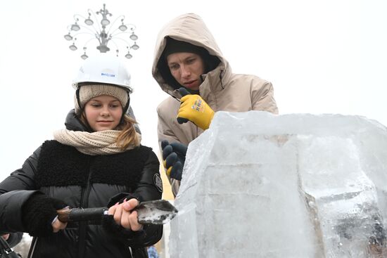 The International RUSSIA EXPO Forum and Exhibition. Ice Sculpture Festival. Ice sculpting workshop for children. Location: Russia, Moscow. Author: Kirill Kallinikov/Sputnik. RUSSIA EXPO. Ice Sculpture Festival