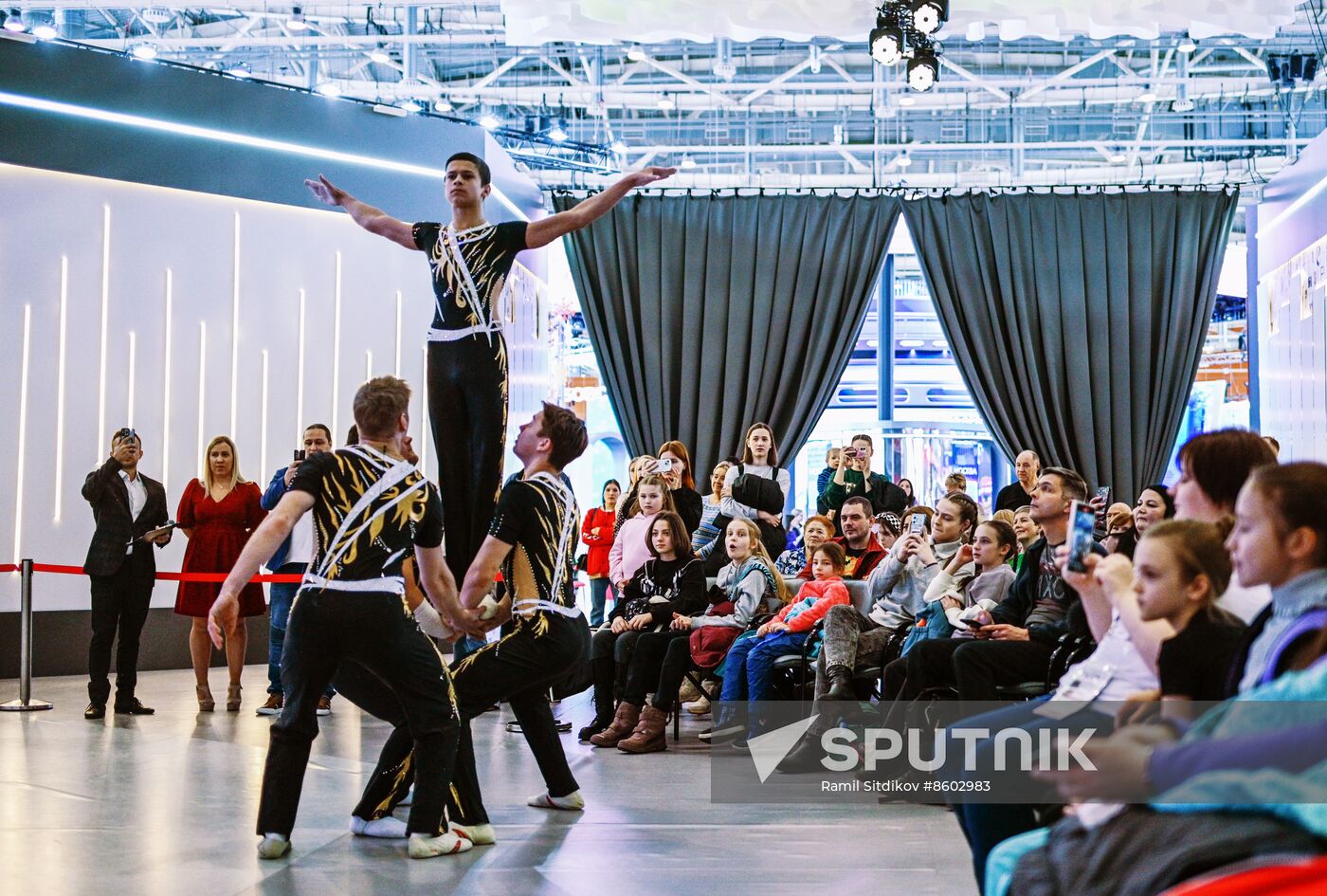 RUSSIA EXPO. Russian national acrobatics team