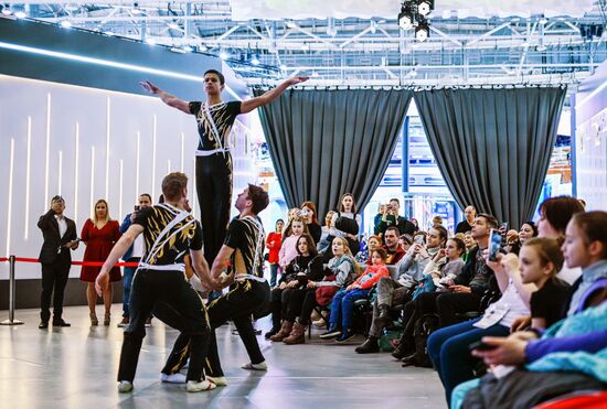 International RUSSIA EXPO forum and exhibition. Russian national acrobatics team's show. Champions of Russia, winners of international competitions.
Men's Group routine Location: Russia, Moscow. Author: Ramil Sitdikov/Sputnik. RUSSIA EXPO. Russian national acrobatics team